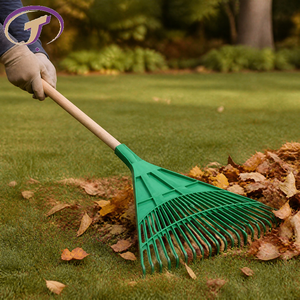 Rastrillo para hojas <span class=keywords><strong>de</strong></span> jardinería con mango <span class=keywords><strong>de</strong></span> madera y púas anchas <span class=keywords><strong>de</strong></span> plástico para compostaje, limpieza <span class=keywords><strong>de</strong></span> césped y trabajos <span class=keywords><strong>de</strong></span> jardinería estacionales - Product Image 1