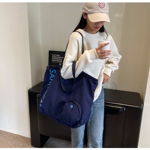 <span class=keywords><strong>Nunca</strong></span> más pierdas tus auriculares con esta bolsa de mano para auriculares, una bolsa de nailon duradera y una espaciosa bolsa de mano grande. - Product Image 3