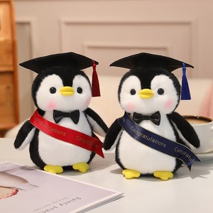 Peluche pingouin pour étudiants, cadeau <span class=keywords><strong>de</strong></span> remise <span class=keywords><strong>de</strong></span> diplôme pour amis et camarades <span class=keywords><strong>de</strong></span> classe, saison des diplômes - Product Image 4
