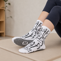Vente directe d'usine, chaussettes de pilates personnalisées avec logo, chaussettes de yoga antidérapantes pour femmes, chaussettes de sport mi-mollet, chaussettes de pilates antidérapantes
