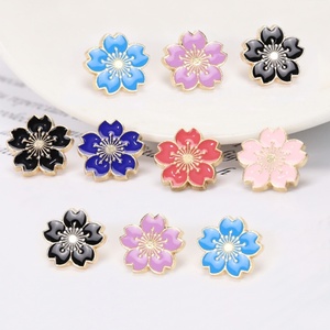Alfileres de solapa de metal esmaltado con diseño de flor, imitación antigua, personalizados al por mayor - Lindos pines duros y blandos - Product Image 2