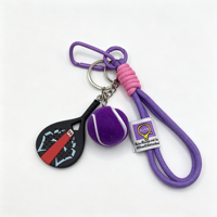 Porte-clés personnalisables en caoutchouc en forme de raquette de padel avec balles de 3,5 cm, logo de club OEM, pour breloques de sac, cadeaux, vente en gros d'usine, faible MOQ