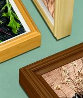Marco de Fotos Digital de Madera Sólida de 21.5 Pulgadas, Pantalla Publicitaria con Reloj, Reproducción de MP3, Video y MP4 a través de USB