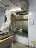 Cabine de peinture entièrement fermée avec robot de peinture par pulvérisation contrôlé par PLC pour meubles et produits en plastique