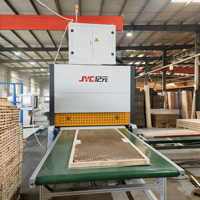 Machine de presse en bois de panneau de porte de stratification en bois à haute fréquence pour la fabrication de portes en bois