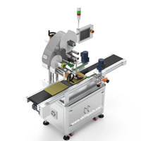 Máquina Etiquetadora Automática Eléctrica SKILT C-WRAP para Etiquetas Adhesivas en la Superficie Superior con Control PLC de Alto Rendimiento