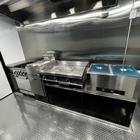 Une magnifique remorque entièrement équipée d'une cuisine mobile, idéale pour les restaurants de hot-dogs et de pizzas, et les camions de cuisine de rue.