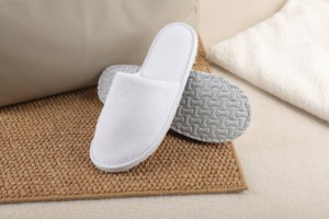 Pantuflas Desechables de Felpa Coral para Hotel, con Suela Gruesa Antideslizante, Logotipo Impreso, Venta al por Mayor para Salones de Belleza Liyade - Product Image 3