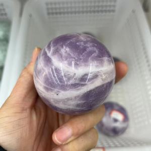 Vente en gros de sphère de lépidolite violette en pierre naturelle boule de géomancie en quartz naturel cristal pour décoration et cadeaux - Product Image 2