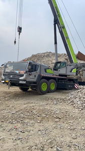 Grue à camion d'occasion Zoomlion 80 tonnes Modèle ZTC800V Flèche à cinq sections 49 mètres Flèche auxiliaire Boîte de vitesses Moteur Pompe - Product Image 4