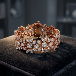 Pulsera Clásica de Diamantes con Diseño Floral en Oro con Incrustaciones de Hojas para Mujer - Product Image 2