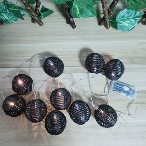 Fabricant Fourniture Intérieure/Extérieure LED Décorative Patio Lumières IP44 Boule de Noël Guirlande Lumineuse Tailles 6cm 8cm PP Rotin - Product Image 4