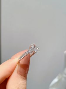 Anillo Xinfly Clásico con Tres Diamantes Cultivados en Laboratorio, Estilo T-Square, Platino, para Boda, Compromiso, Aniversario, Regalo para Fiesta - Product Image 4