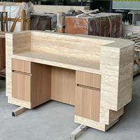 Comptoir de réception en travertin beige cannelé sur mesure en forme de U avec meuble de rangement en bois pour hall d'hôtel ou salon