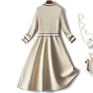 Robe trapèze élégante et décontractée en tricot uni avec nœud pour <span class=keywords><strong>femme</strong></span>, col rond, manches longues, simple boutonnage, courte, en viscose et fibres naturelles - Product Image 4