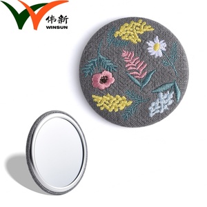 กระจกทรงกลมแฟชั่นลายดอกไม้ปักลายเหล็กสีเทาแบบถือ - Product Image 2