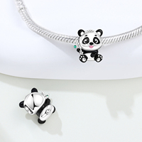 Pendentif en émail et zircon plaqué argent style punk, motif panda de dessin animé à langue levée tenant un bâton de bambou, souvenir de voyage pour femme
