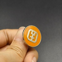 Épinglette en émail 3D gaufré orange, en alliage de zinc émaillé dur, pour la promotion de la marque, la reconnaissance des employés et les événements professionnels, avec logo personnalisé