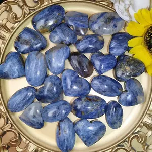 เรกิธรรมชาติอัญมณีปาล์มคริสตัลขัดเงารักษาสีฟ้า kyanite ปาล์มและหัวใจ