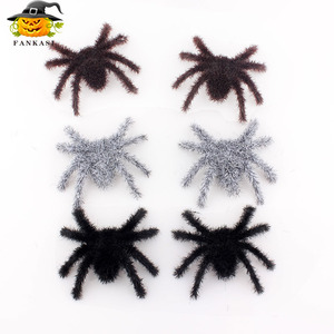 Décoration d'araignées floquées FANKASI, 6 pièces, accessoires de fête d'Halloween, araignées douces et réalistes pour la décoration de maison hantée, bar, KTV - Product Image 1