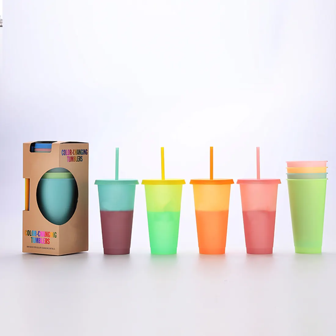 ふたとストロー付きの再利用可能なプラスチック製ドリンクカップ冷水の色が24オンスのタンブラーに変わる