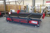 Table de découpe de verre CNC industrielle avec système de chargement manuel du verre et bras de levage à vide pour le traitement du verre de grande taille