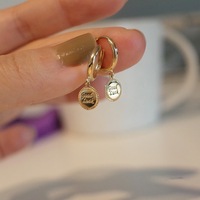Klassische S925 Silber Runde Münz-Charm Huggie-Ohrringe 925 Sterling Silber Gravierte Medaillen-Creolen