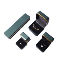 Boîte à bijoux rectangulaire carrée luxueuse à bordure dorée, boucle dorée, emballage personnalisable en cuir PU et velours pour pendentif
