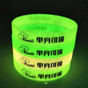 Pulsera de Silicona Elástica Personalizada que Brilla en la Oscuridad, Brazalete de Goma Promocional con Logotipo para Eventos - Product Image 4