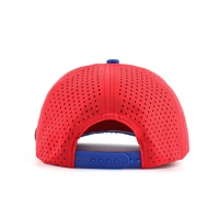 Casquette de baseball personnalisée à 5 panneaux avec patch en caoutchouc, logo brodé 3D, découpe laser, trous perforés, deux couleurs, rouge/bleu marine