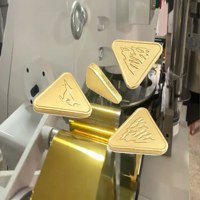 Machine d'emballage triangulaire en feuille de chocolat à fonctionnement continu, conçue sur mesure