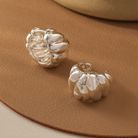 Boucles d'oreilles minimalistes chic européennes et américaines en tungstène électroplaqué, élégantes et discrètes, exsudant une touche de luxe simple