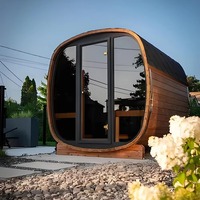 Sauna Exterior Tradicional de Madera Maciza de Hemlock/Cedro Rojo para 2 Personas con Panel de Control Computarizado y Ventanas de Travesaño