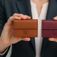 Tarjetero de Cuero Sintético Grabado Personalizado al por Mayor, Estuche Rígido para Tarjetas con Cierre Magnético, Regalo Corporativo Personalizado