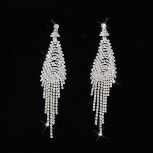 Boucles d'oreilles pendantes géométriques élégantes en alliage vintage classique avec long pendentif en strass pour femmes, pour mariage et soirée - Product Image 6