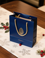 Sac en papier de Noël personnalisé, sac cadeau en carton rigide avec logo de marque, poignée en ruban élégante, emballage promotionnel pour vêtements
