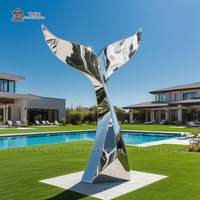 Sculpture de queue de baleine en acier inoxydable poli miroir avec base en forme de vague, statue métallique pour aménagement aquatique d'hôtel