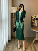 Ensemble deux pièces grande taille pour femmes, comprenant une longue robe plissée patchwork tricolore et un haut assorti.