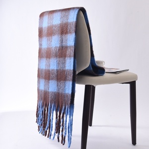 Sciarpa Quadrata Invernale da <span class=keywords><strong>Donna</strong></span> in Mohair con Stampa a Quadri Bianco e <span class=keywords><strong>Nero</strong></span>, Calda e Spessa in Poliestere, Stile Trendy per Adulti - Product Image 4