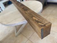 Corniche de fenêtre en bois rustique de style ferme, boîte à rideaux en bois, étagère supérieure