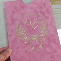 Ensemble d'invitations de mariage en acrylique de luxe, rose blush, avec pochette en velours, motif personnalisé en feuille d'or, nœud, monogramme, armoirie et croquis de lieu