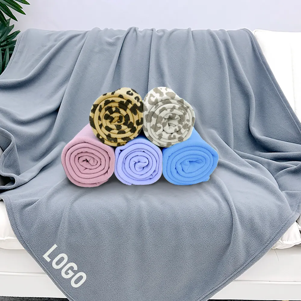 Оптовая продажа, Флисовое одеяло для путешествий с логотипом, двухсторонней кисточкой, однотонное рекламное одеяло с принтом в рулоне