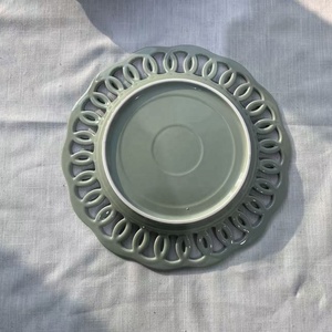 Esmalte verde salvia europeo con diseño de borde hueco Juego de platos de cerámica para cena y cargador para eventos de boda - Product Image 4