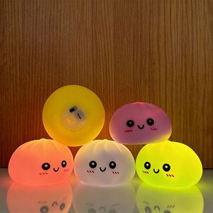 Juguete Decorativo de Dumpling Realista Luminoso, Simulación de Bollo al Vapor, Luz Nocturna, Juguete Antiestrés - Product Image 4