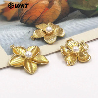 WT-P2077 Magnifique pendentif en laiton plaqué or et fleurs en perles artificielles pour cadeau d'amie, accessoires de bricolage
