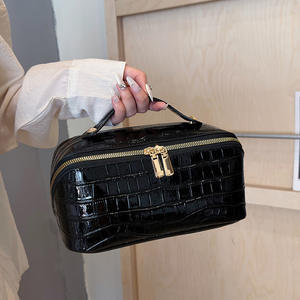 粉色鳄鱼纹女式皮革便携式防水化妆包奢华旅行化妆包带定制标志金色拉链 - Product Image 6