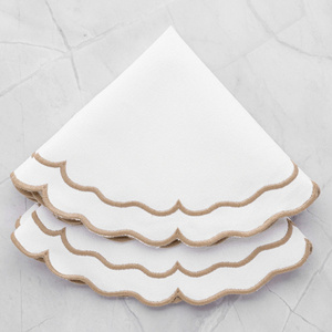 Napperons ronds festonnés en coton et lin brodés avec contour incurvé pour événements commerciaux et salles de banquet - Product Image 1