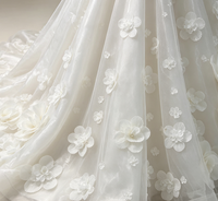 Tissu satiné plissé floral 3D fait main, maille brillante blanche, textile floral 3D pour robe de mariée, robe de soirée