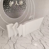 Bureau de réception moderne extensible en plastique PETG blanc avec bande décorative dorée |   Utilisation commerciale pour les hôtels, les salons et les centres commerciaux