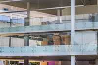 Système de balustrade en verre à double support en acier inoxydable 304, fixation latérale, montage au sol, utilisation extérieure, résistant à l'eau et à la rouille